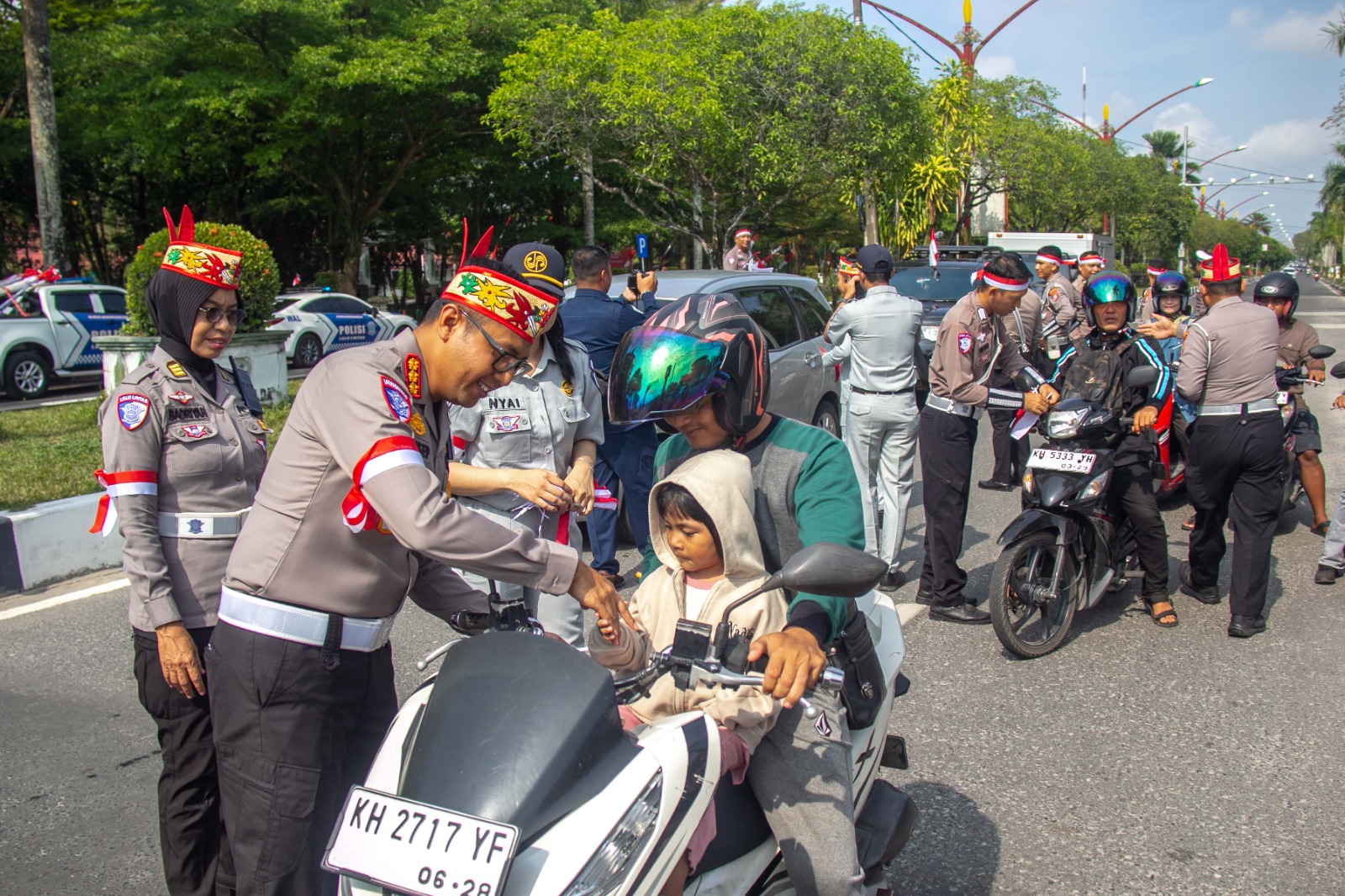 25 Ribu Bendera Merah Putih Dibagikan! Ditlantas Polda Kalteng Bangkitkan Semangat Nasionalisme hingga ke Sudut Kota dan TPA Palangka Raya
