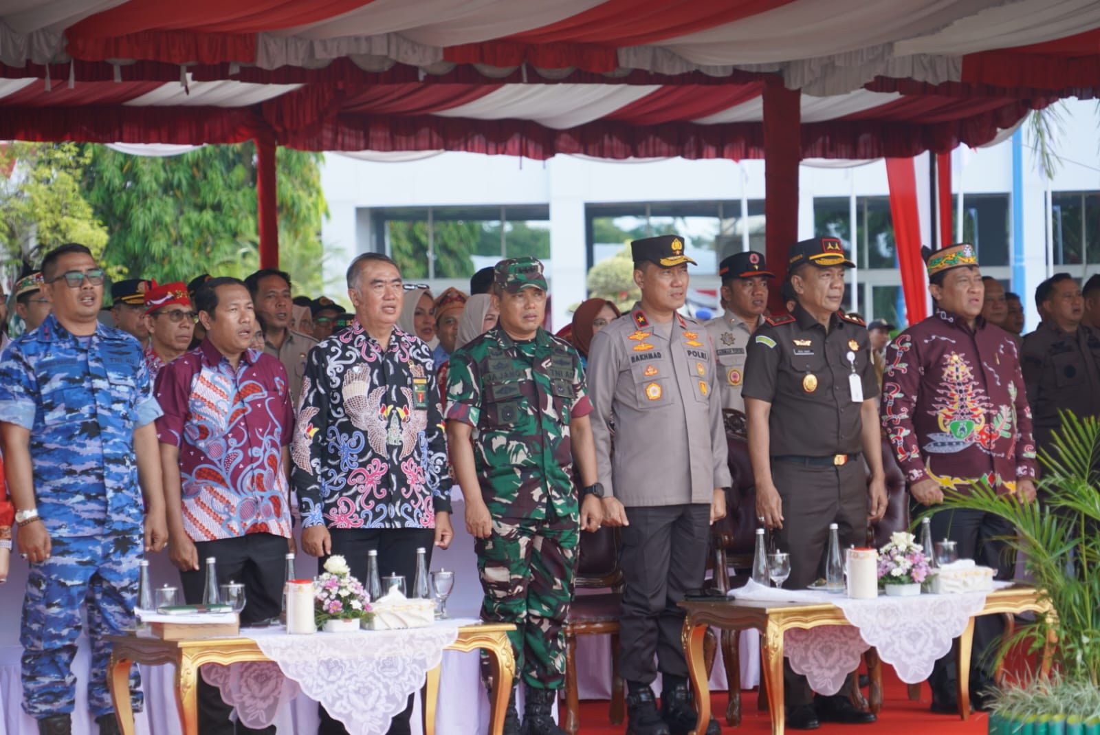 SALING DUKUNG: Kasrem 102/Pjg Kolonel Inf Jajang Kurniawan, menghadiri apel gelar personel dan sarana prasarana penanggulangan karhutla di halaman Kantor Gubernur Kalteng, Kamis (7/8/2025).&nbsp;PENREM