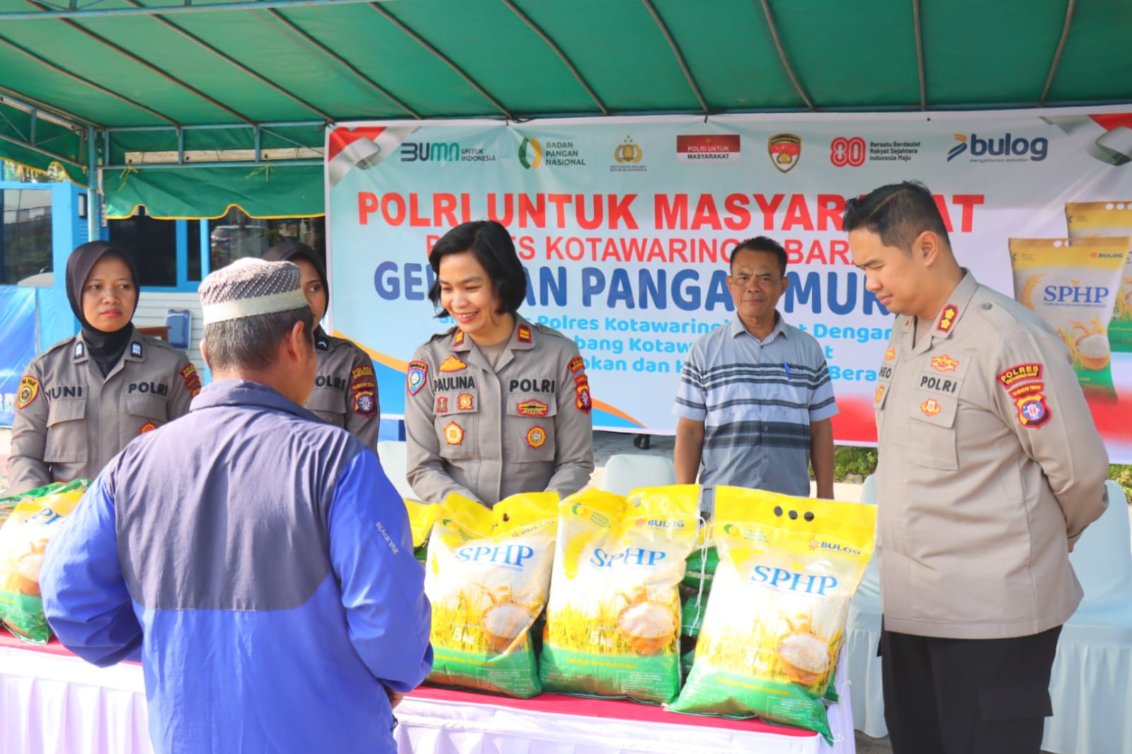 TINJAU: Kapolres Kobar, AKBP Theodorus Priyo Santosa melihat langsung giat Gerakan Pangan Murah, Kamis (7/8/2025). HUMAS