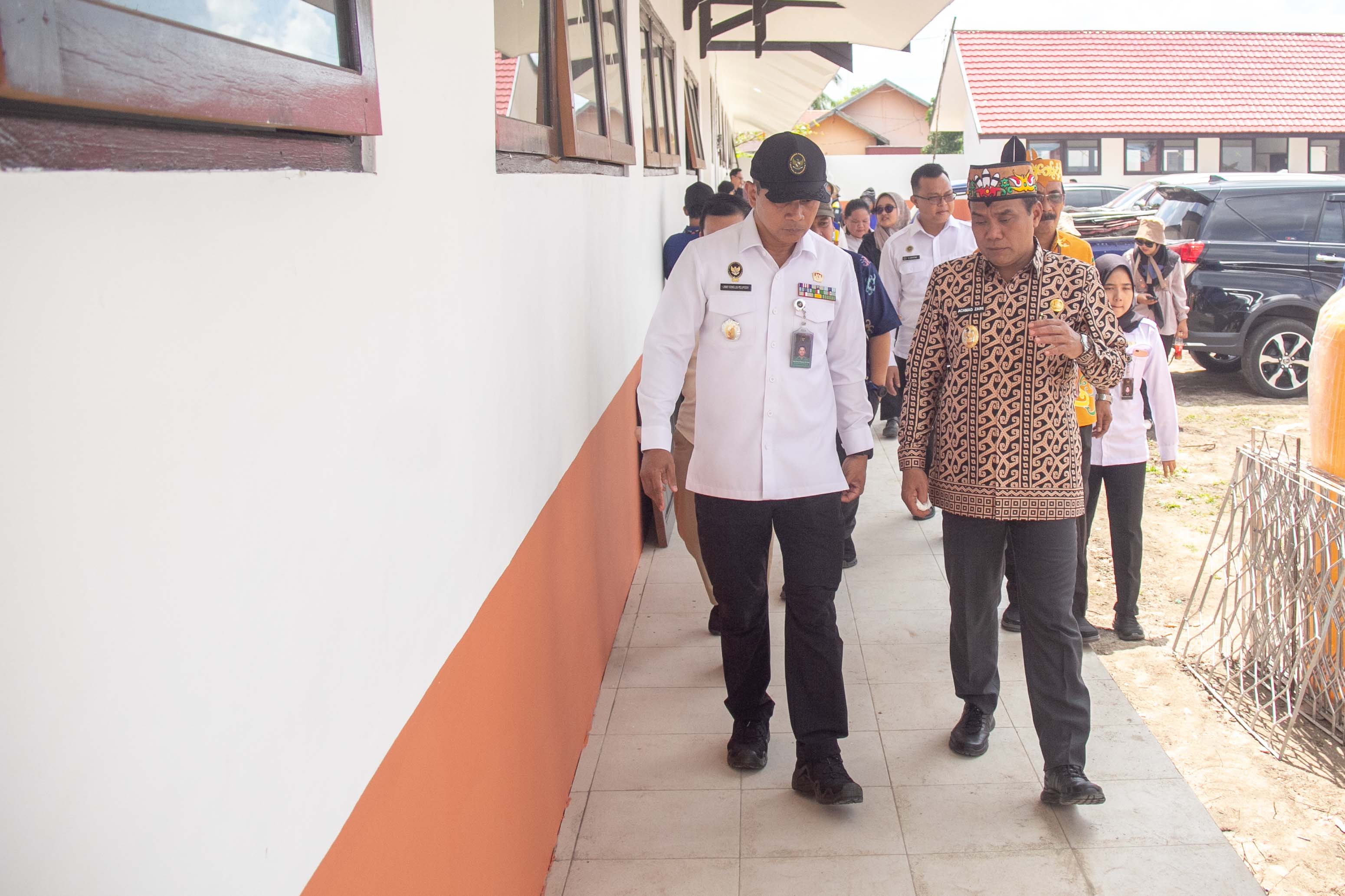 &nbsp;  Wawali Kota Palangka Raya, Achmad Zaini mendampingi Kepala Bidang Wilayah Perbatasan, Deputi Bidang Koordinasi Pertahanan Negara dan Kesatuan Bangsa Jimmy Romelus Pelupessy meninjau sekolah Rakyat.