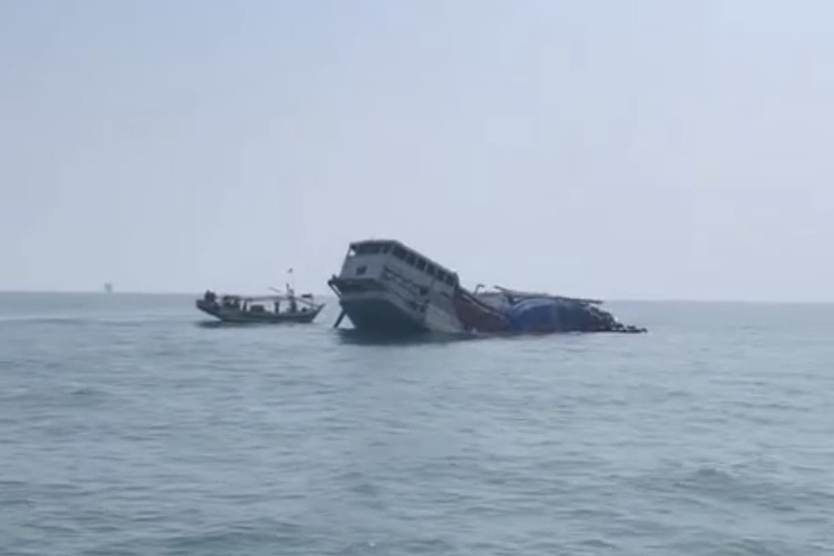 KLM Hasil Karya Bahari tenggelam di perairan Karang Jamuang Gresik. (tangkapan layar TikTok @friska.ds)