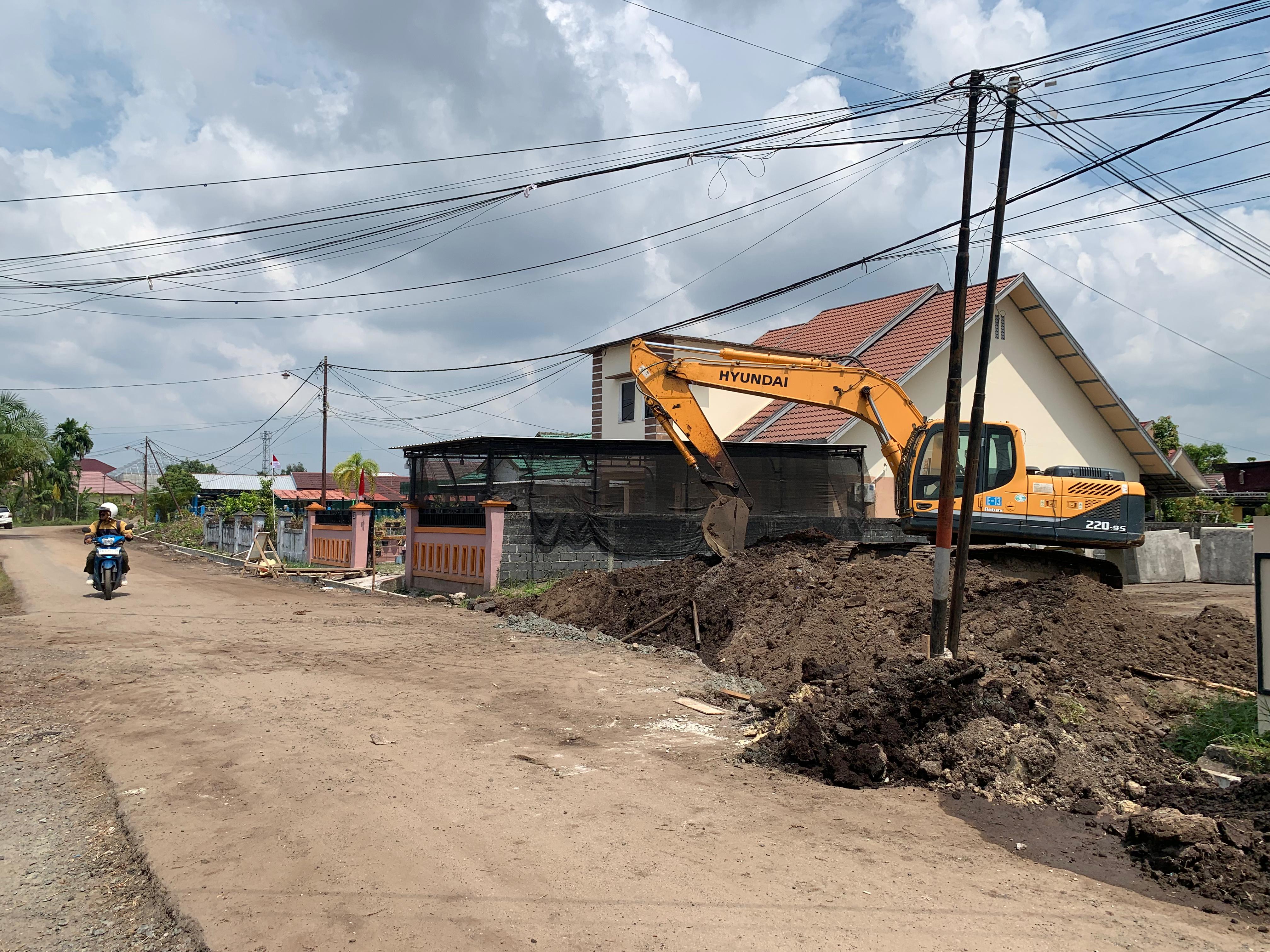 Alat berat mengerjakan perbaikan Jalan Garuda XI dan drainase di RT 03, Kelurahan Pelangka, Palangka Raya, Sabtu (9/8/2025).