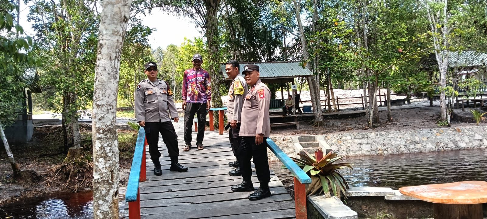 JAGA KAMTIBMAS: Jajaran Polsek Bukit Batu memastikasn keamanan di objek wisata, salah satunya di Surung Danum, Minggu (10/8/2025). HUMAS
