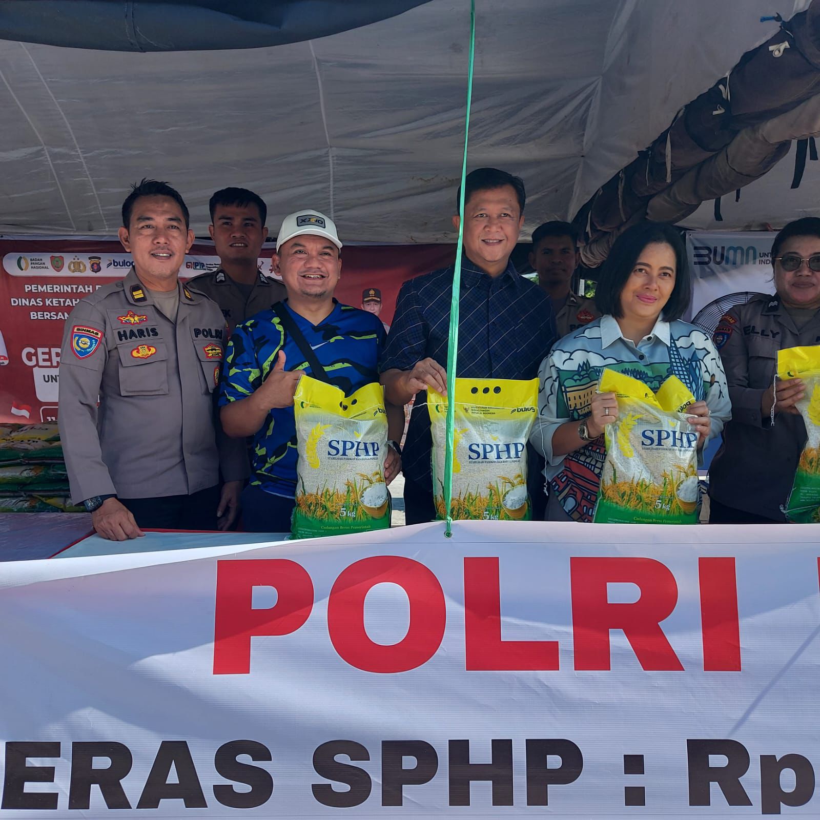 POLRI HADIR: Kapolda Kalteng Irjen Pol Iwan Kurniawan menyambangi stan pasar murah di kawasan car free day (CFD) Bundaran Besar, Minggu (10/8/2025). HUMAS