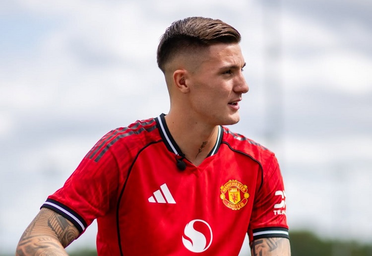 Benjamin Sesko, striker anyar Manchester United yang diboyong dari RB Leipzig. (Sumber: Instagram @manchesterunited)