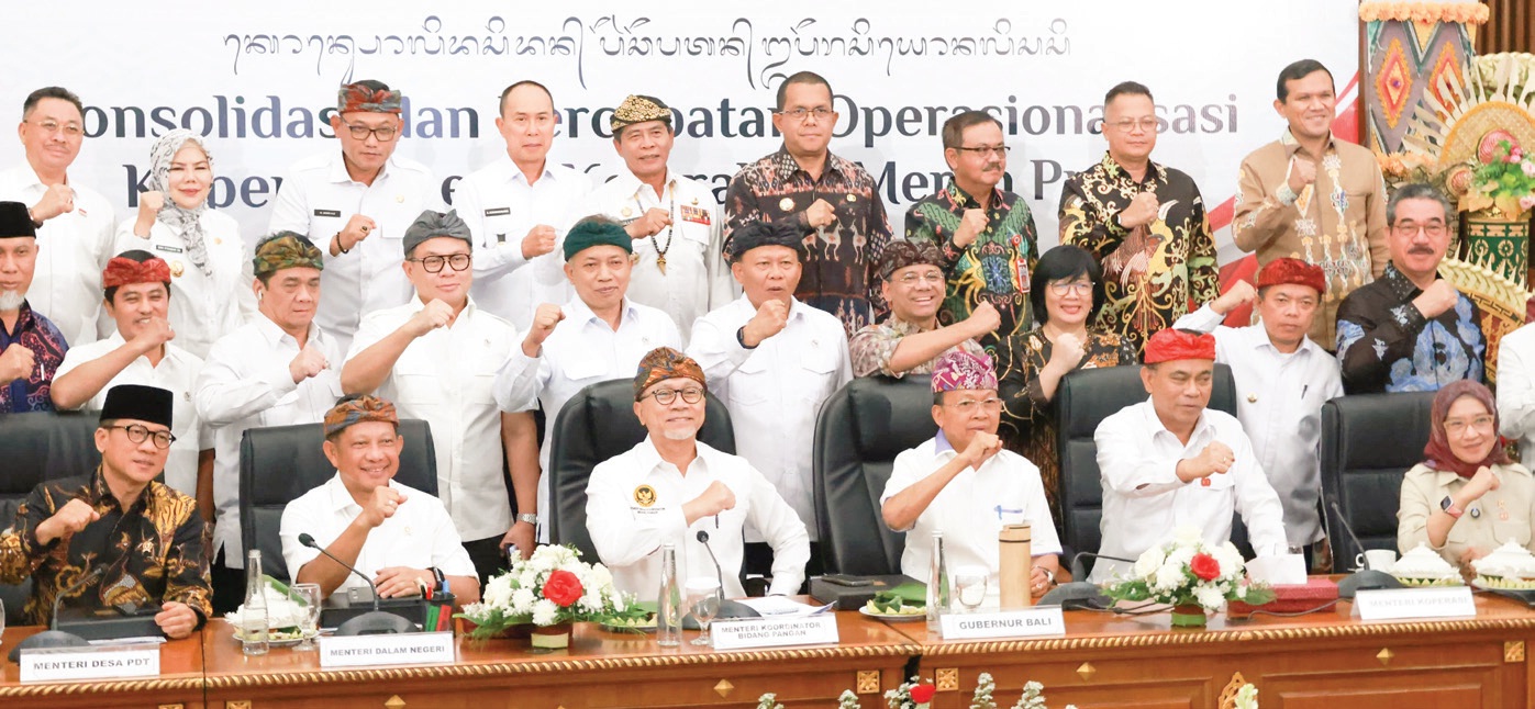MENGHADIRI: Asisten II Sekda Kalteng Herson B Aden didampingi Kadis PMD Kalteng H Aryawan saat mengikuti rapat konsolidasi dan percepatan operasionalisasi Kopdeskel Merah Putih.