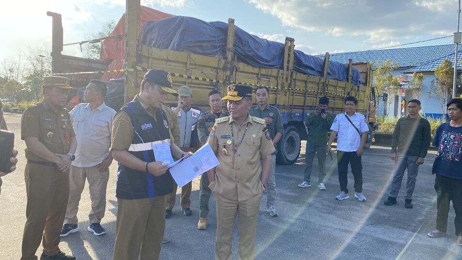 Gubernur H. Agustiar Sabran melakukan sidak langsung ke lokasi jalan perbaikan, Senin (4/8/2025). MMC UNTUK KALTENG POS