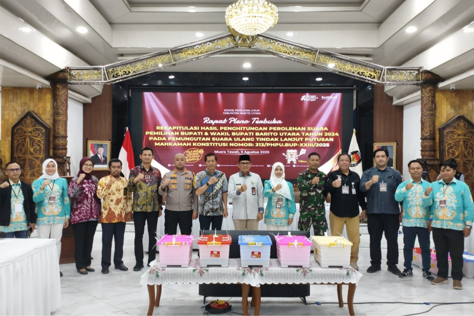 Komisioner KPU Batara bersama forkopimda saat pleno rakapitulasi hasil PSU Batara di Gedung Balai Antang, Sabtu (9/8/2025). RENO/KALTENG POS