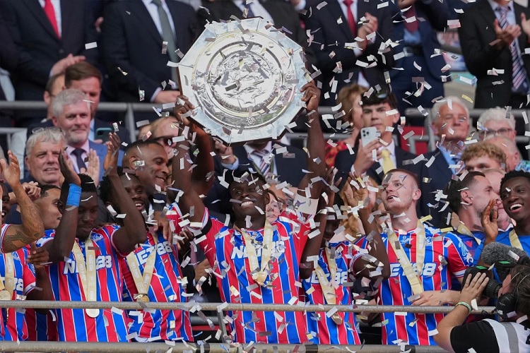 Para pemain Crystal Palace berselebrasi usai menjuarai Piala Community Shield 2025. (Sumber: Dave Shopland/AP Photo)