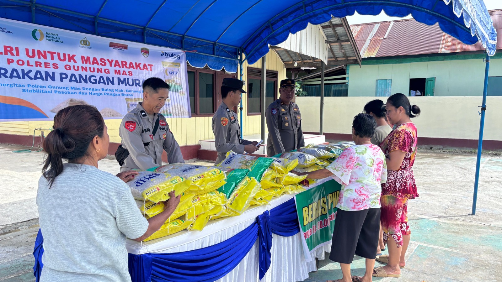 ANTUSIAS: Warga Kecamatan Sepang antusias membeli beras dalam giat GPM Polres Gunung Mas bersama Bulog, Senin (11/8/2025).&nbsp;HUMAS