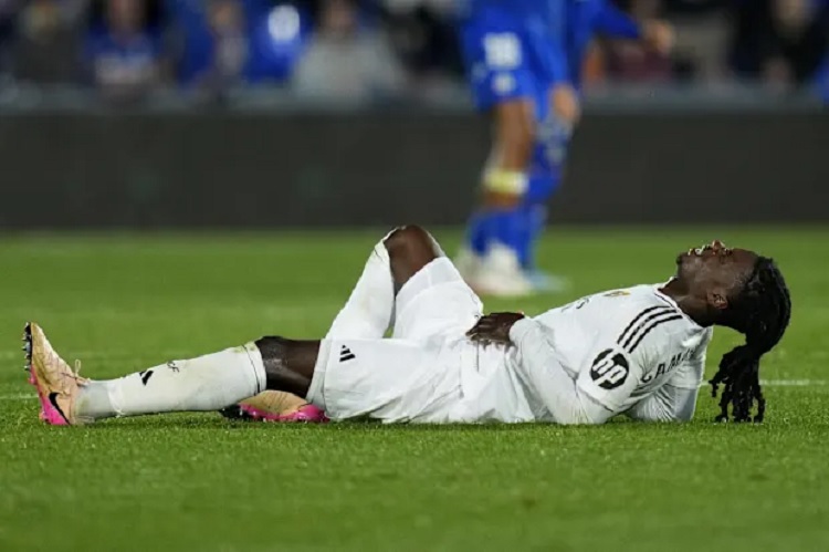 Gelandang Real Madrid, Eduardo Camavinga mengalami cedera dan dipastikan tidak bisa bermain untuk sementara waktu. (Sumber: IMAGO/Gribaudi/ImagePhoto)