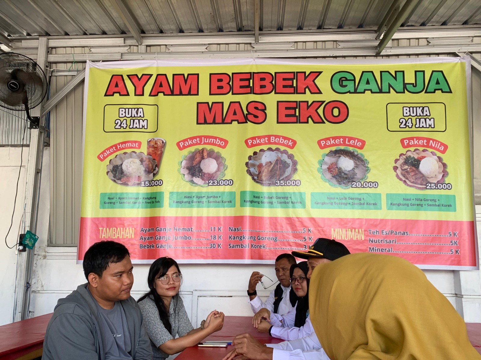 Empunya Warung Ayam Bebek Ganja di Jalan G Obos didatangi petugas BNN Palangka Raya, Senin (11/8/2025). RIFQI/KALTENG POS