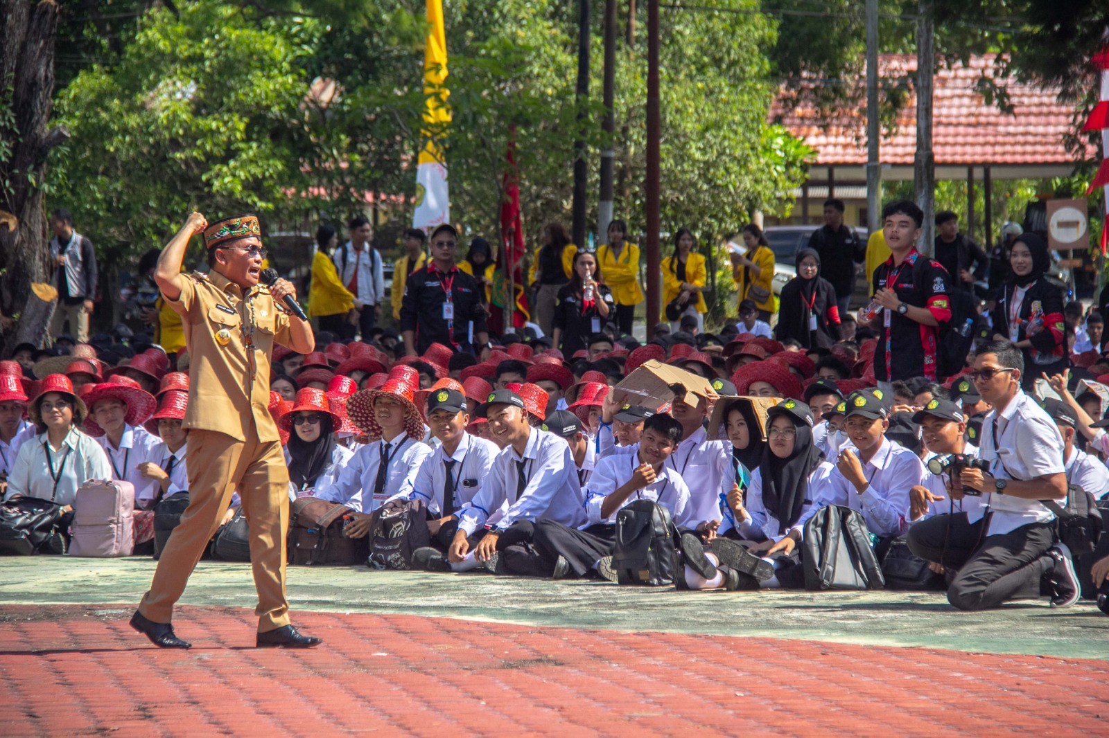 Gubernur Kalteng H Agustiar Sabran memberikan semangat kepada ribuan mahasiswa UPR di Halaman Rektorat, Senin (11/8/2025). ARIEF PRATHAMA/KALTENG POS