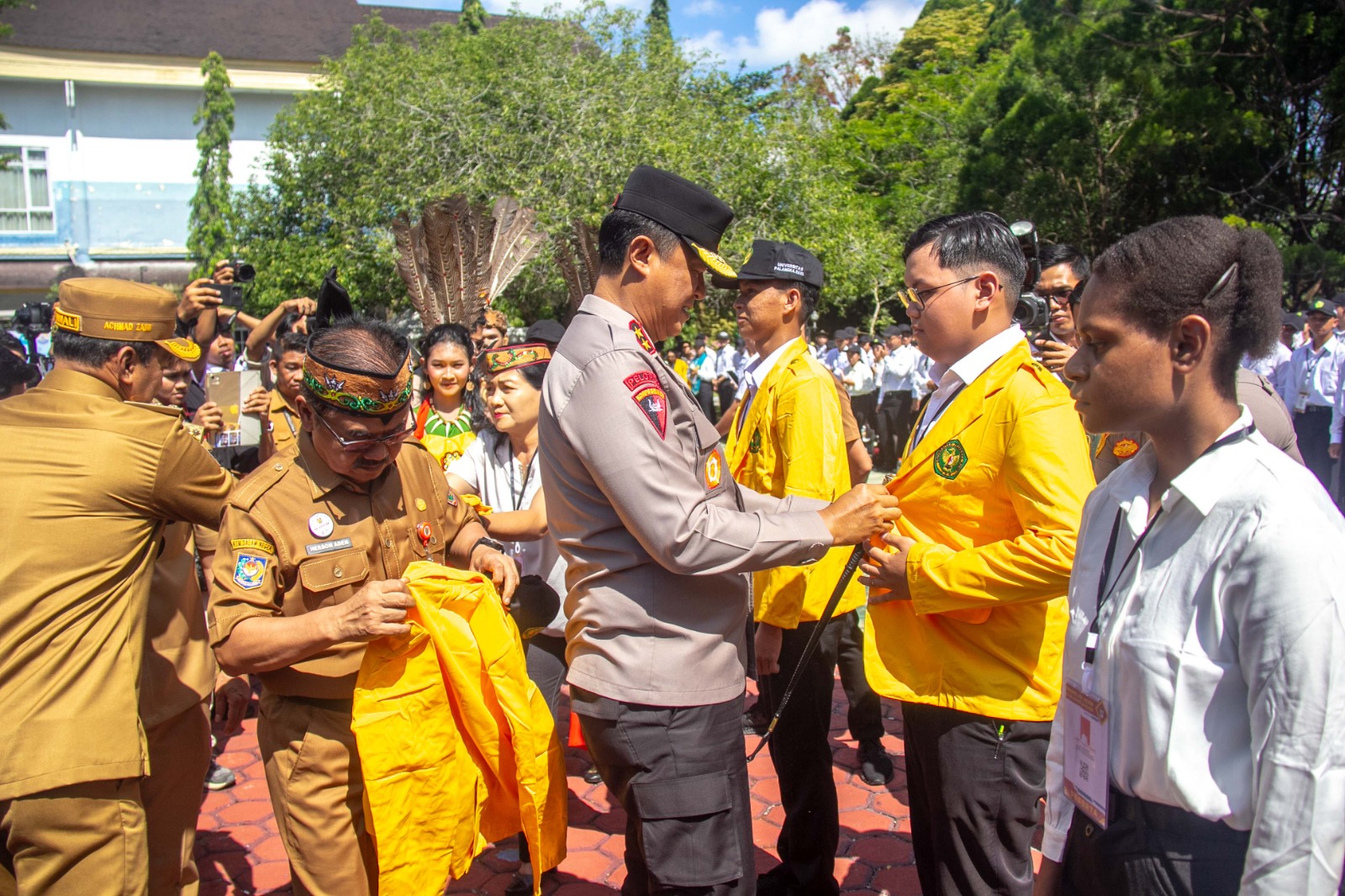 Kapolda Kalteng memberikan semangat kepada ribuan mahasiswa UPR di Halaman Rektorat, Senin (11/8/2025). ARIEF PRATHAMA/KALTENG POS