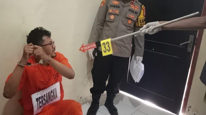 Olah TKP pembunuhan Tiwi.