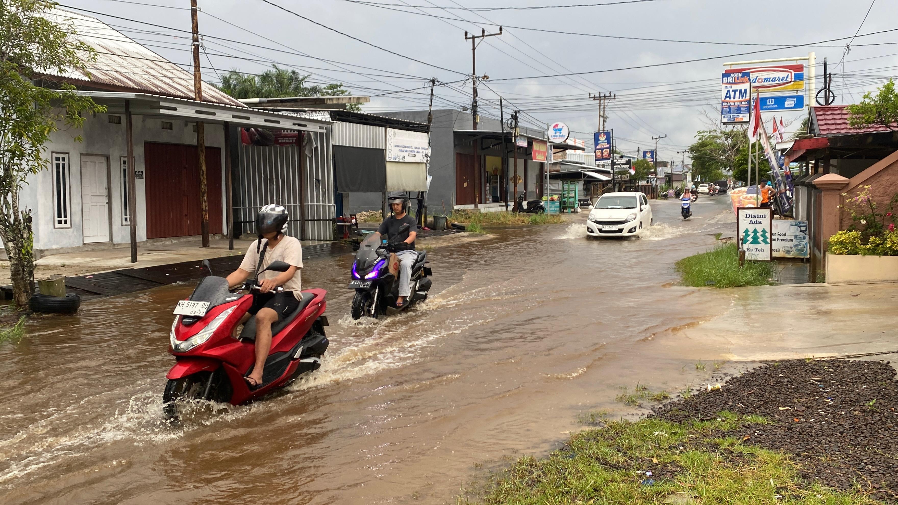 Sejumlah ruas jalan di kota Sampit terendam banjir akibat hujan lebat, Selasa (12/8/2025).BAHRI/KALTENGPOS