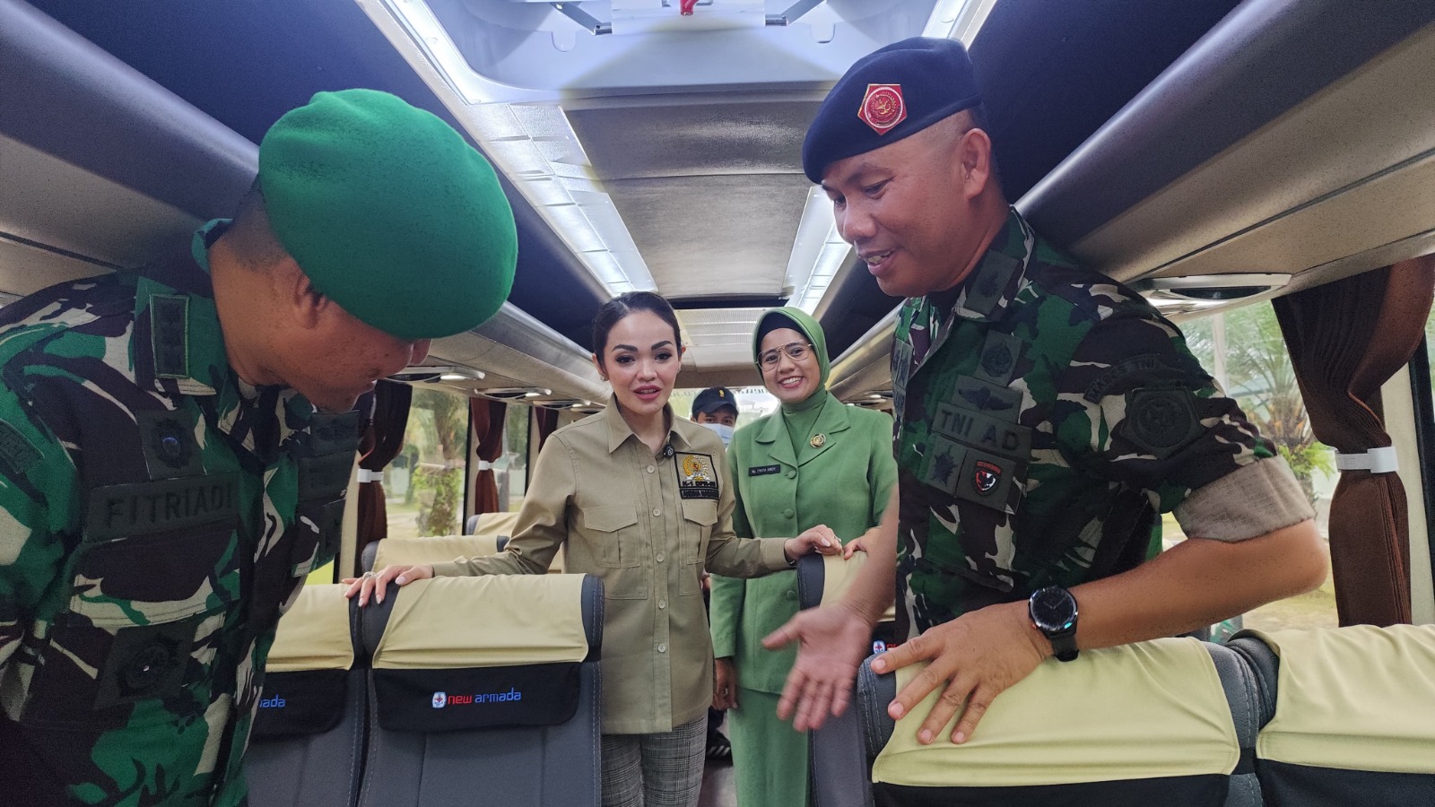 Anggota DPR RI Dapil Kalteng Andina Thresia Narang (tengah) melihat kondisi bus Yonif 631/Antang, Selasa sore (12/8/2025). NOVIA/KALTENG POS