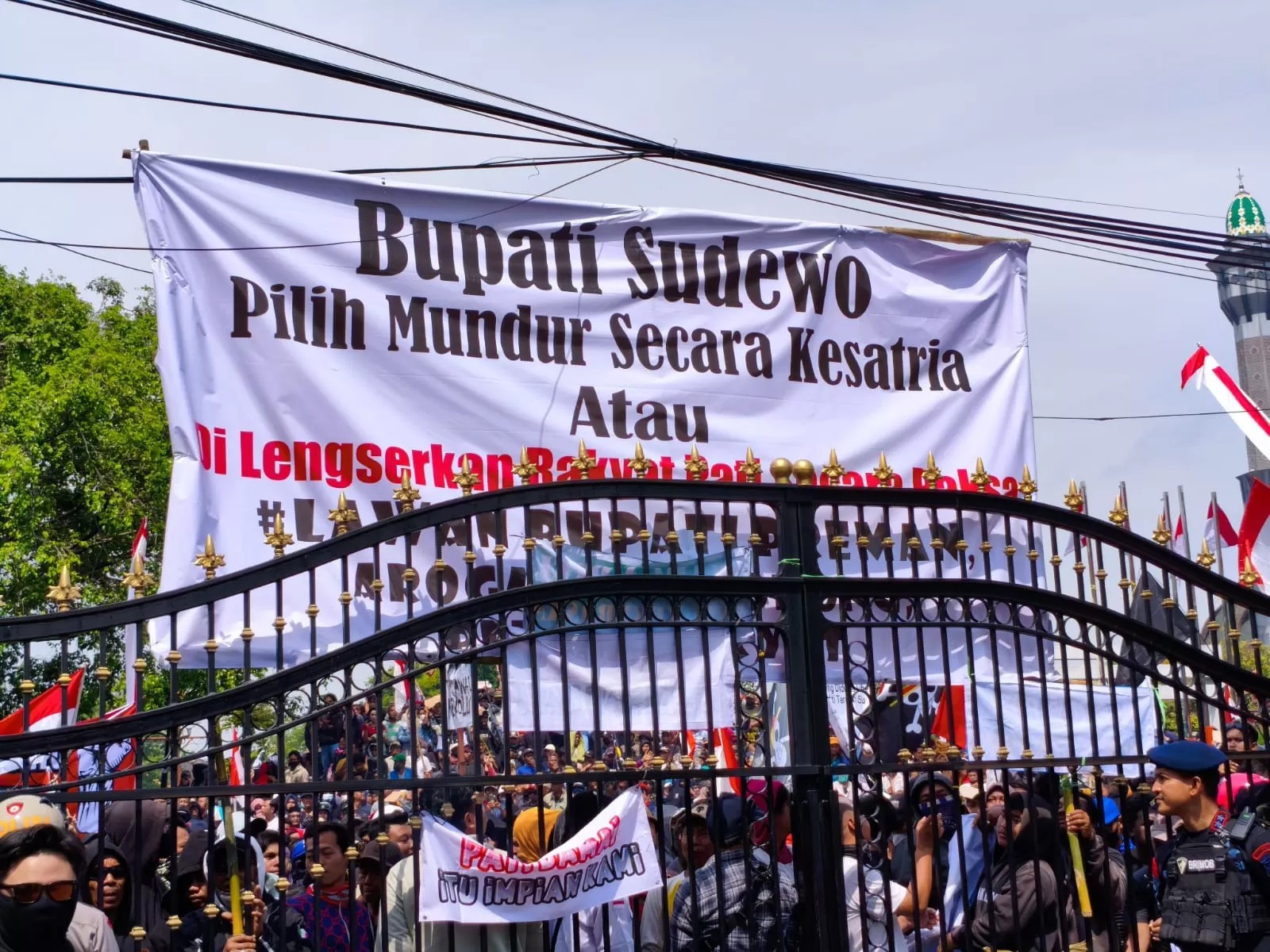 Aksi Massa di pintu masuk kantor Bupati Pati.JPC