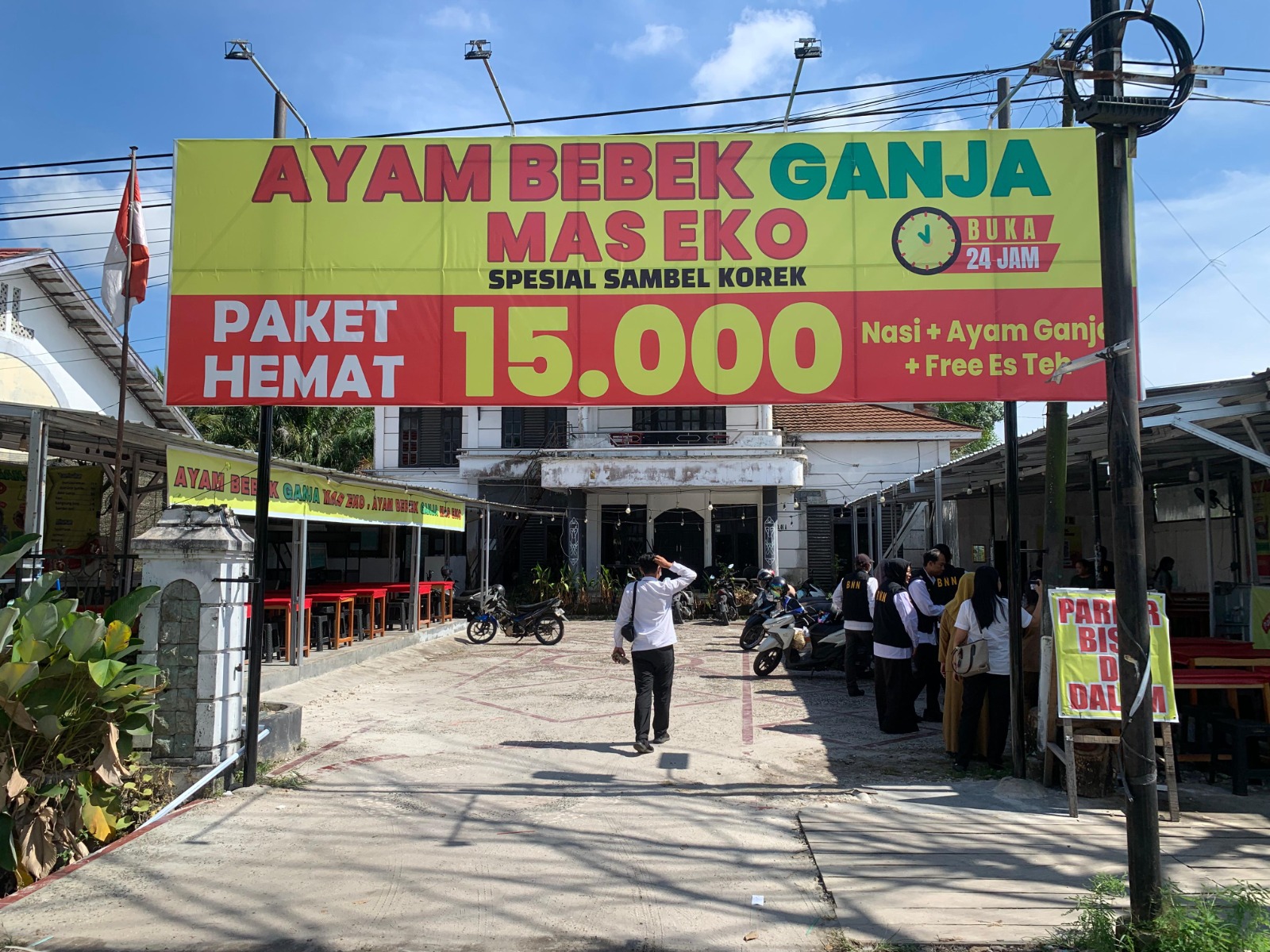 Warung Ayam Bebek Ganja diminta ganti nama.RIFQI/KALTENG POS