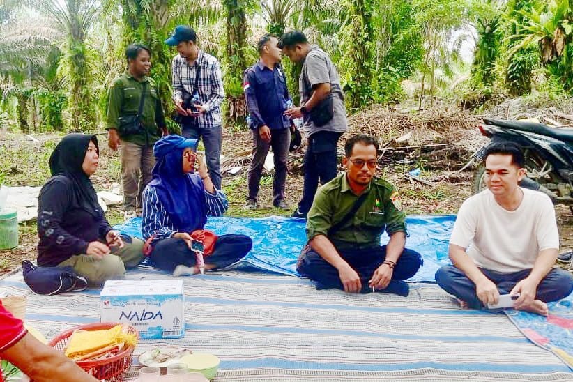 Ketua Gapoktanhut SBB Rosi (pojok kiri) saat menerima kunjungan Kementerian Kehutanan, melakukan survei lapangan, di wilayah Gapoktanhut SBB, belum lama ini. RUSLAN/KALTENG POS