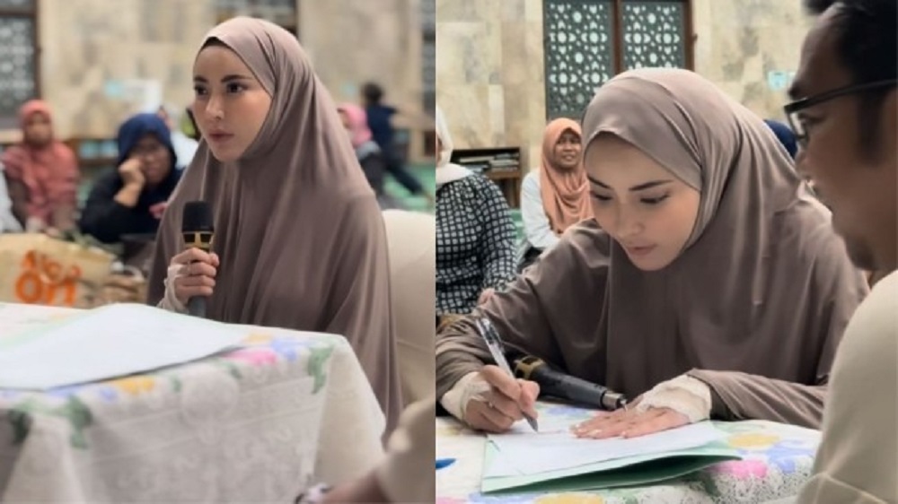 Selebgram Ayu Aulia saat ikrar syahadat.