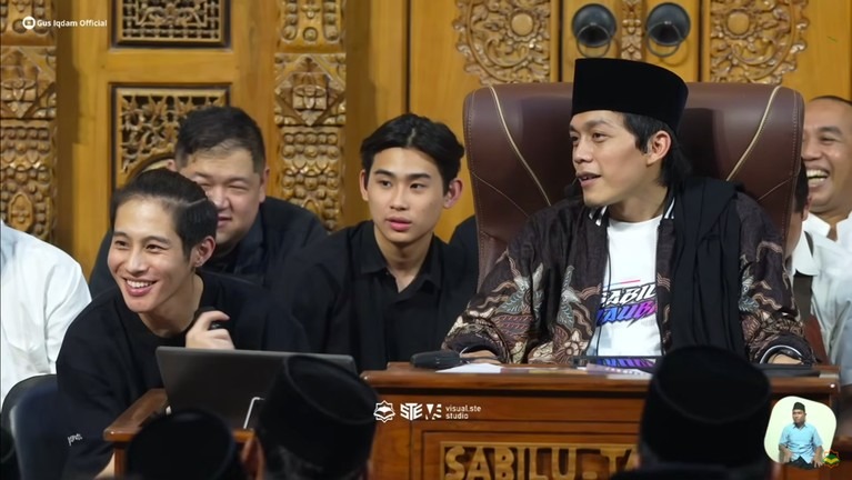 Dj Panda saat menghadiri pengajian Gus Iqdam.