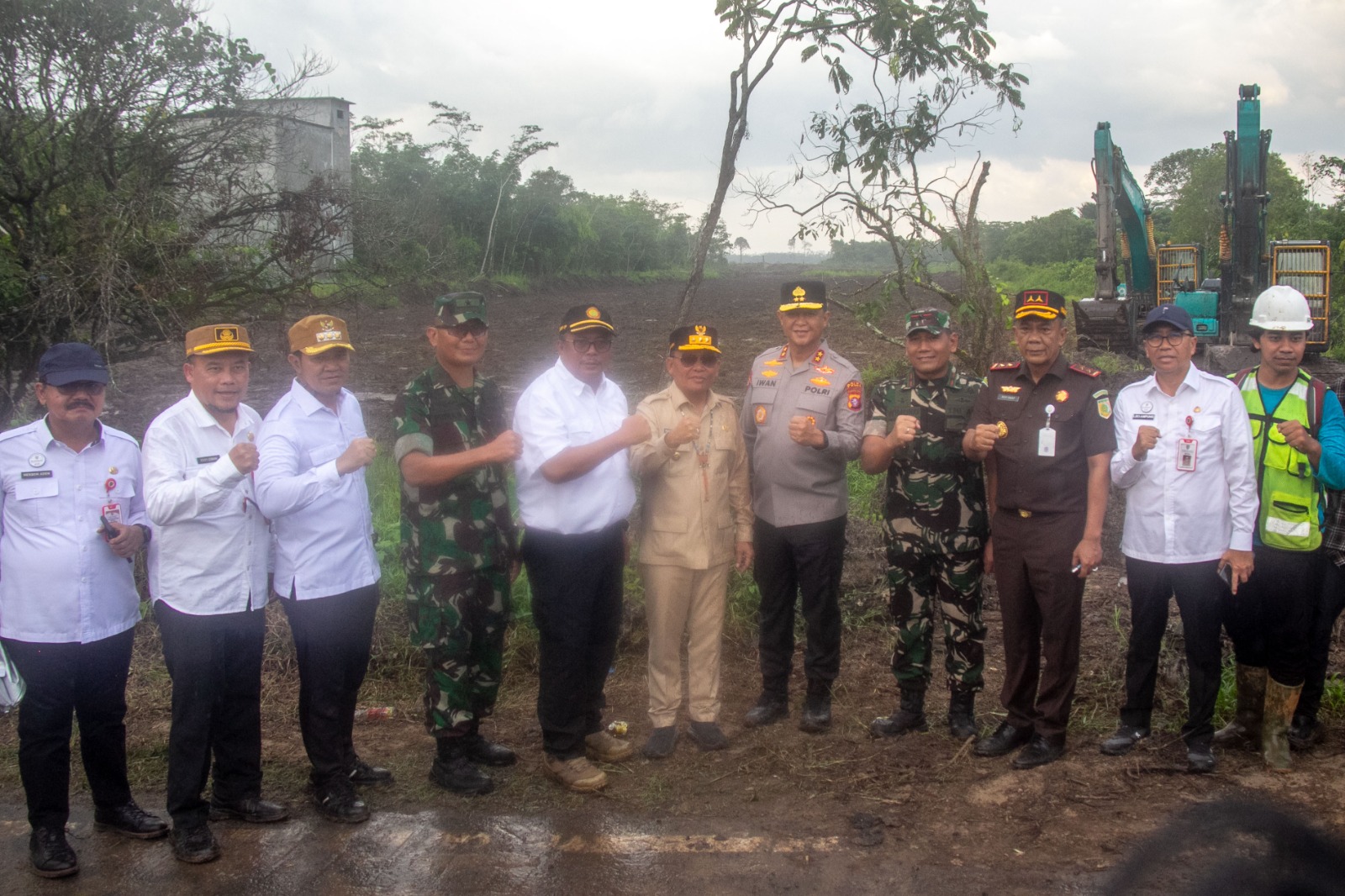 Gubernur Kalteng H Agustiar Sabran melakukan sidak ke lokasi proyek cetak sawah di Pulang Pisau. ARIEF PRATHAMA/KALTENG POS