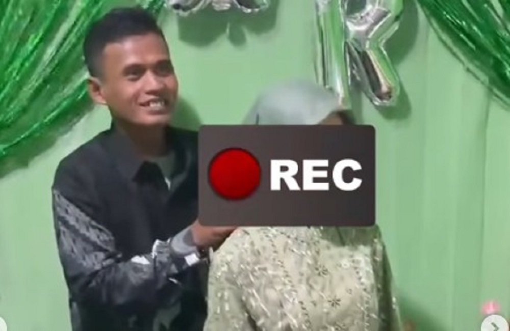 Wahyu saat memakaikan kalung lamaran