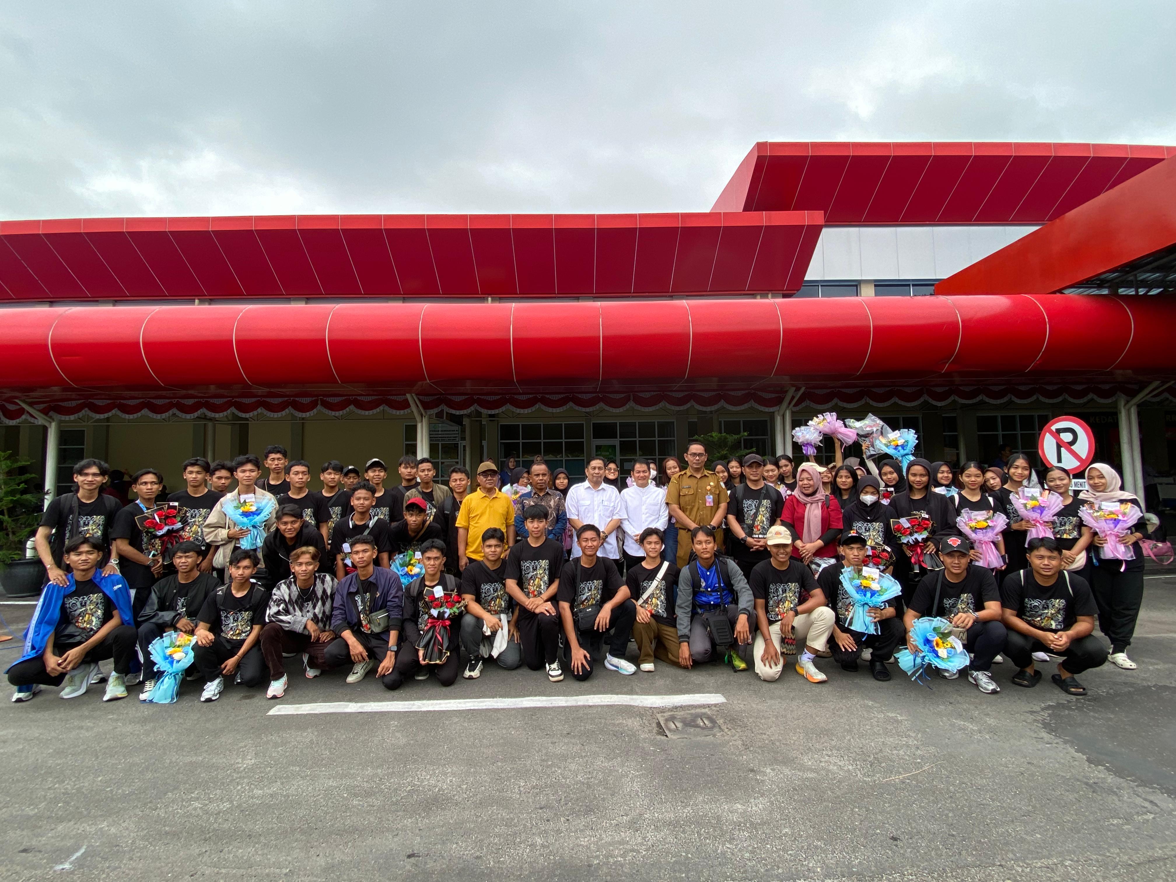 Tim Drum Band Kotim saat foto bersama saat baru tiba di Bandara H.Asan Sampit, Selasa (12/8/2025).BAHRI/KALTENG POS