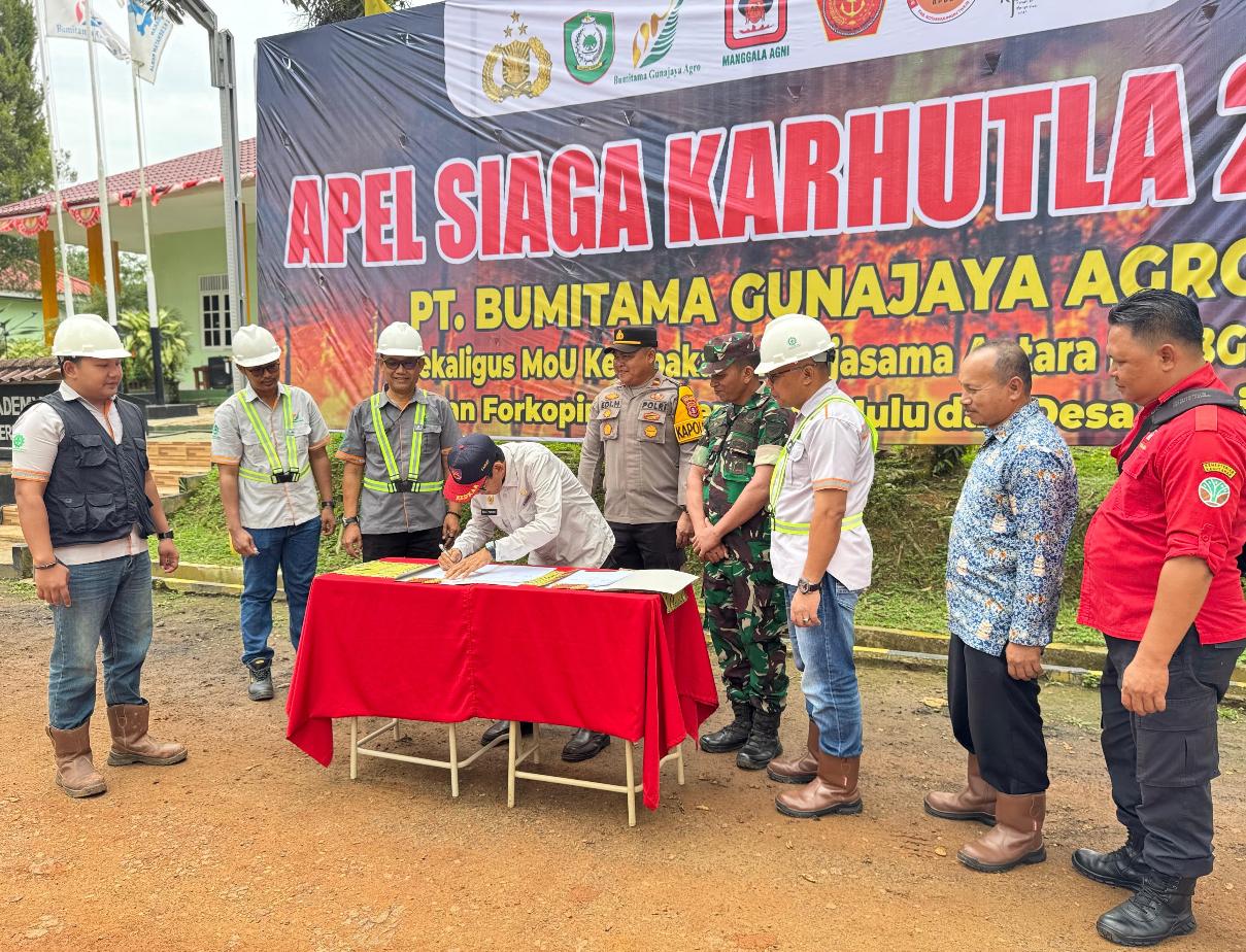 Camat Cempaga Hulu, Gusti Mukafi menandatangi MoU siaga karhutla dengan pihak perkebunan.&nbsp;