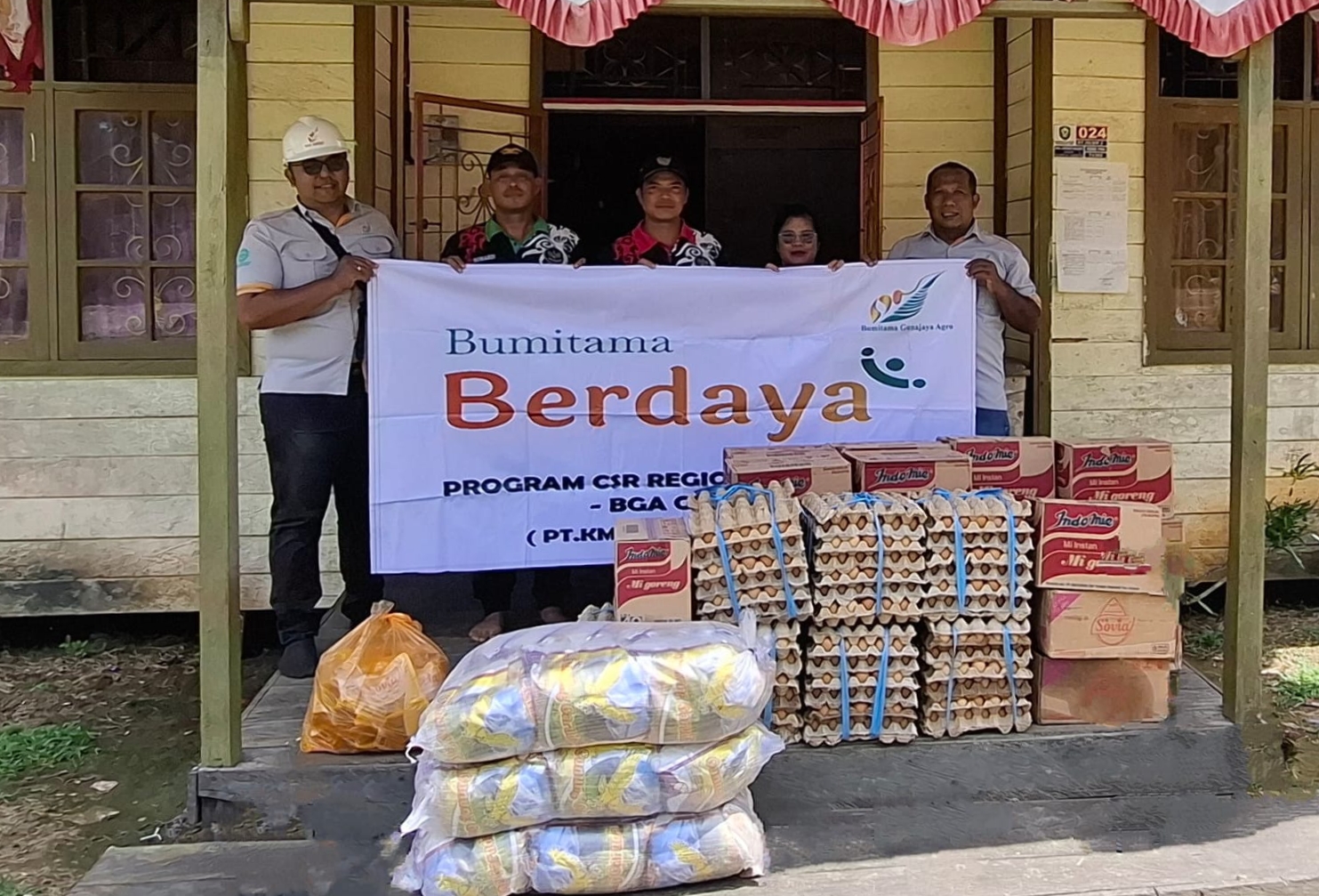 Manajemen BGA Region 2 menyalurkan sembako kepada warga terdampak banjir.