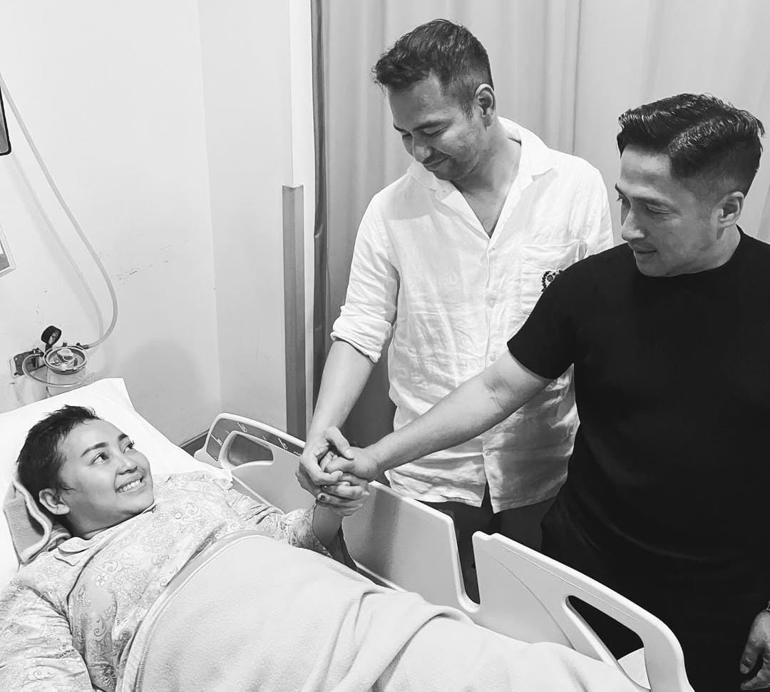 Raffi Ahmad dan Irfan Hakim saat menjenguk Mpok Alpa di RS.