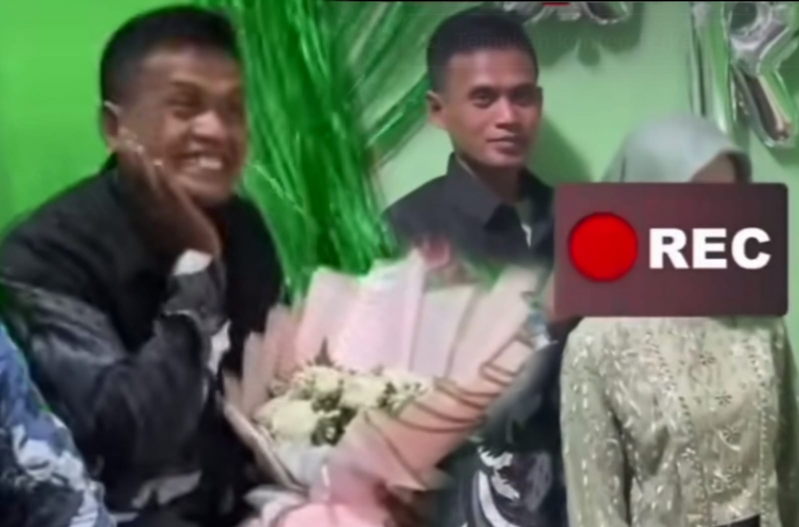 Tangkapan layar video saat Wahyu datang ke rumah pihak perempuan untuk melamar.