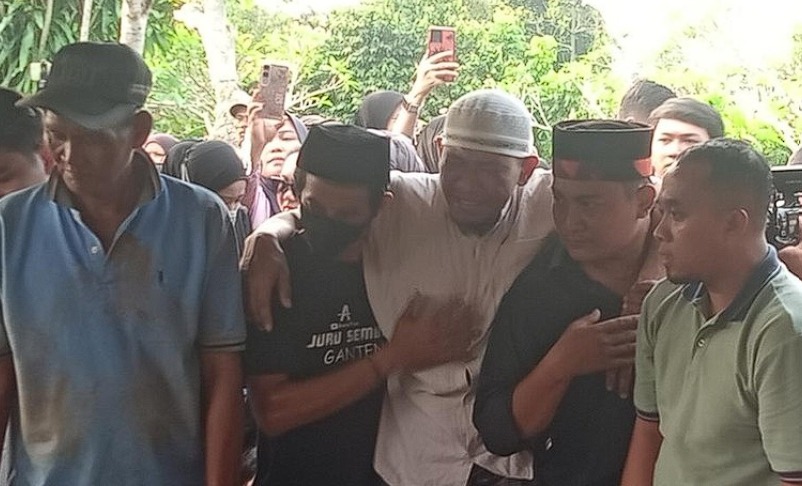Tangis pecah suami saat pemakaman mpok Alpa