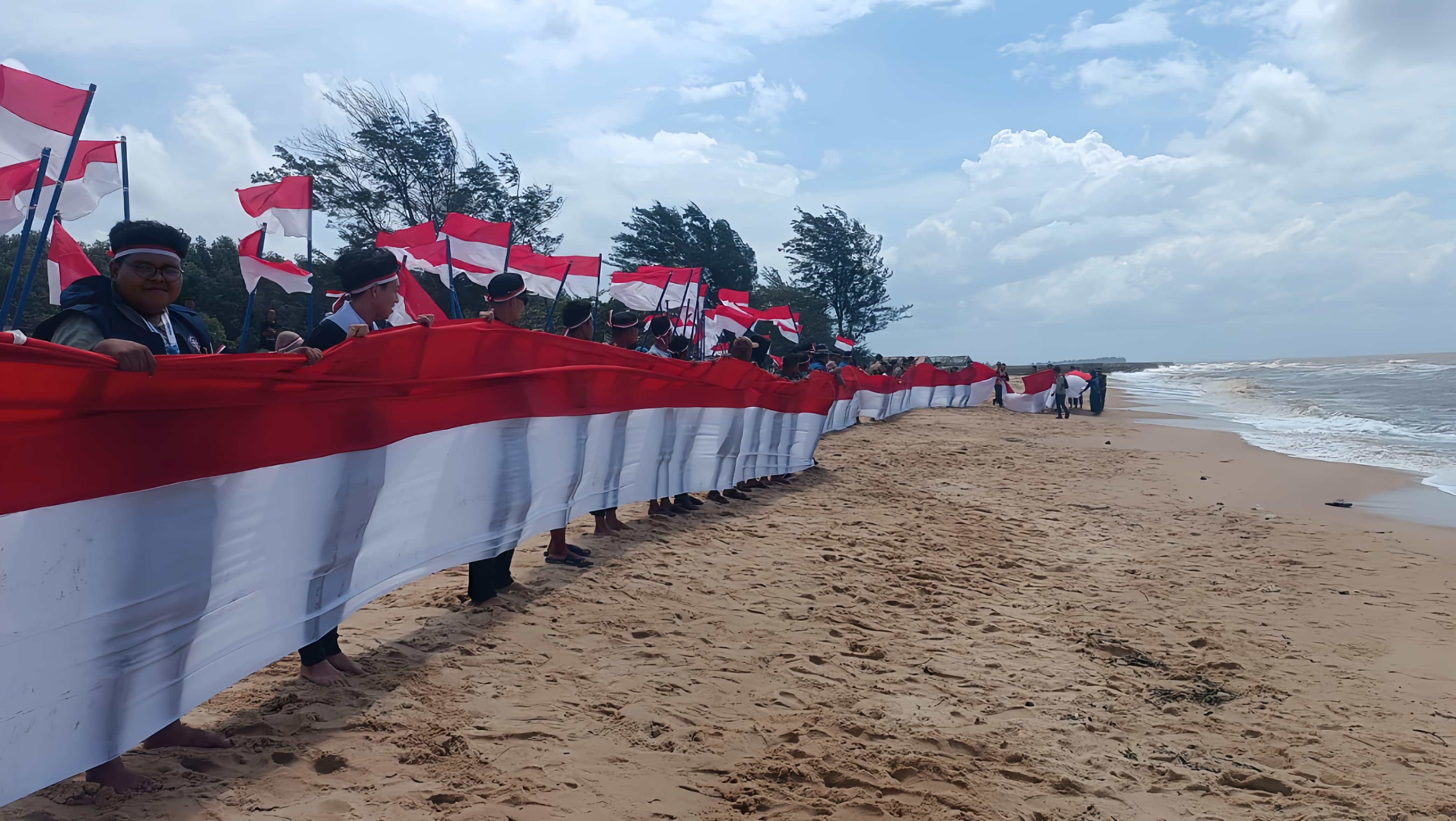 Bendera Merah Putih berkibar membentang 80 meter di Pantai Ujung Pandaran.
