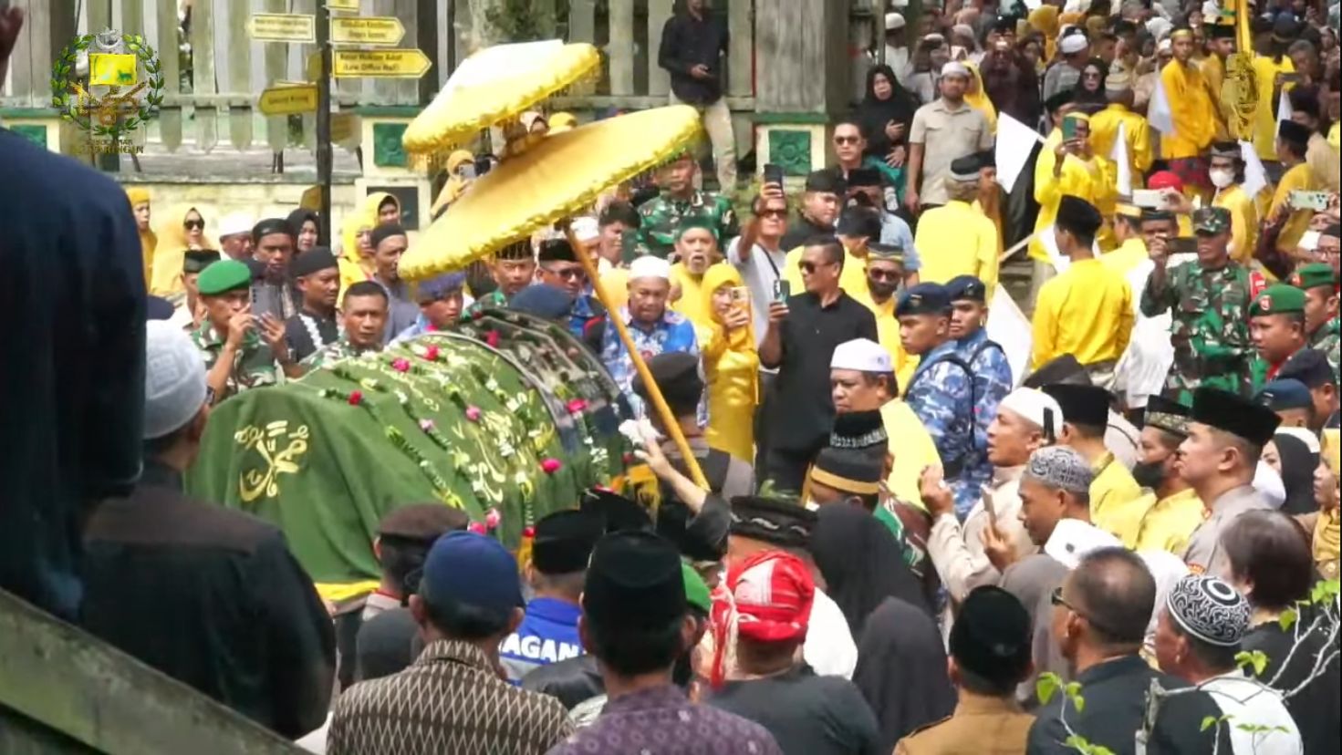 Warga turut mengantar jenazah Pangeran Muasjidinsyah
