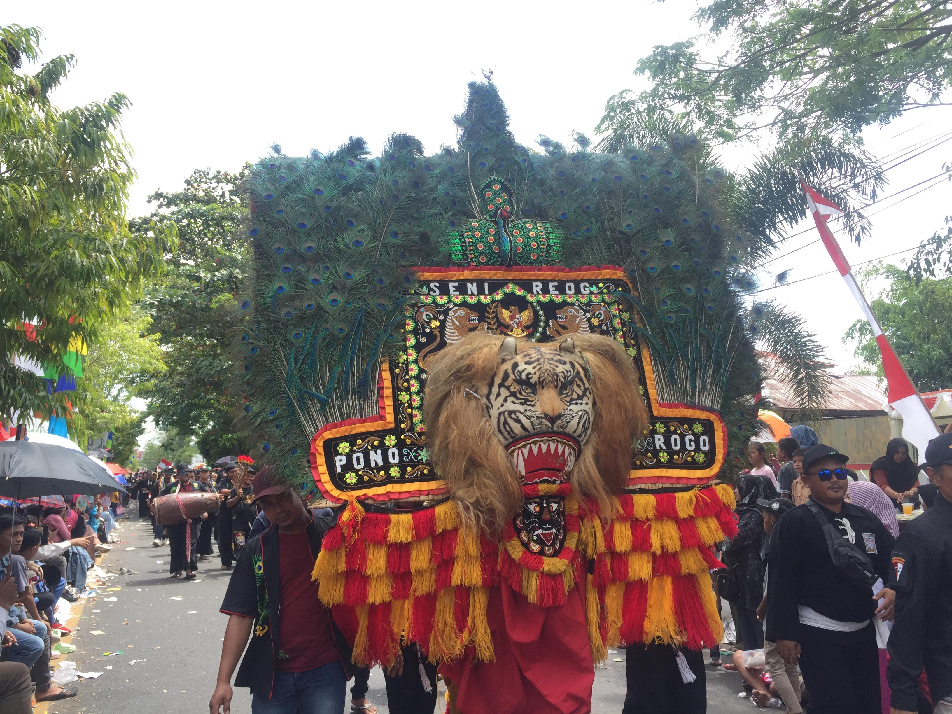 Atraksi reog Ponorogo saat pawai pembangunan tahun lalu.