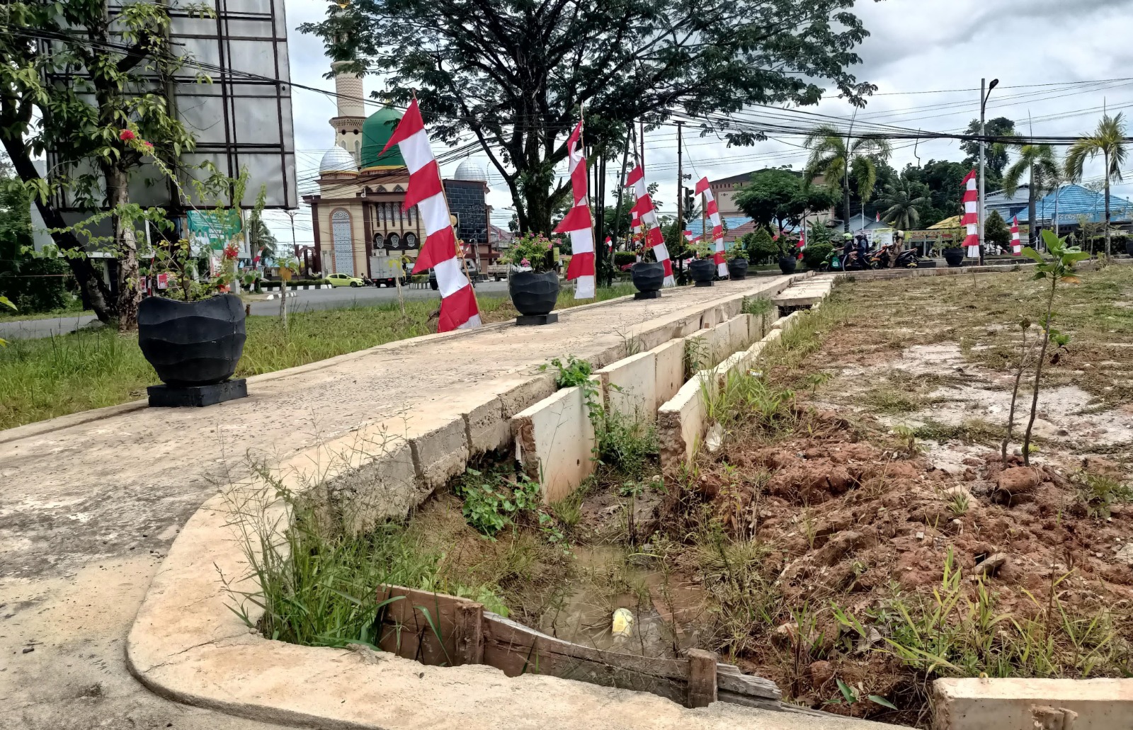 Pembangunan RTH di simpang Adipura tidak dapat dirampungkan kendati telah dilakukan perubahan kontrak. ART/KALTENG POS