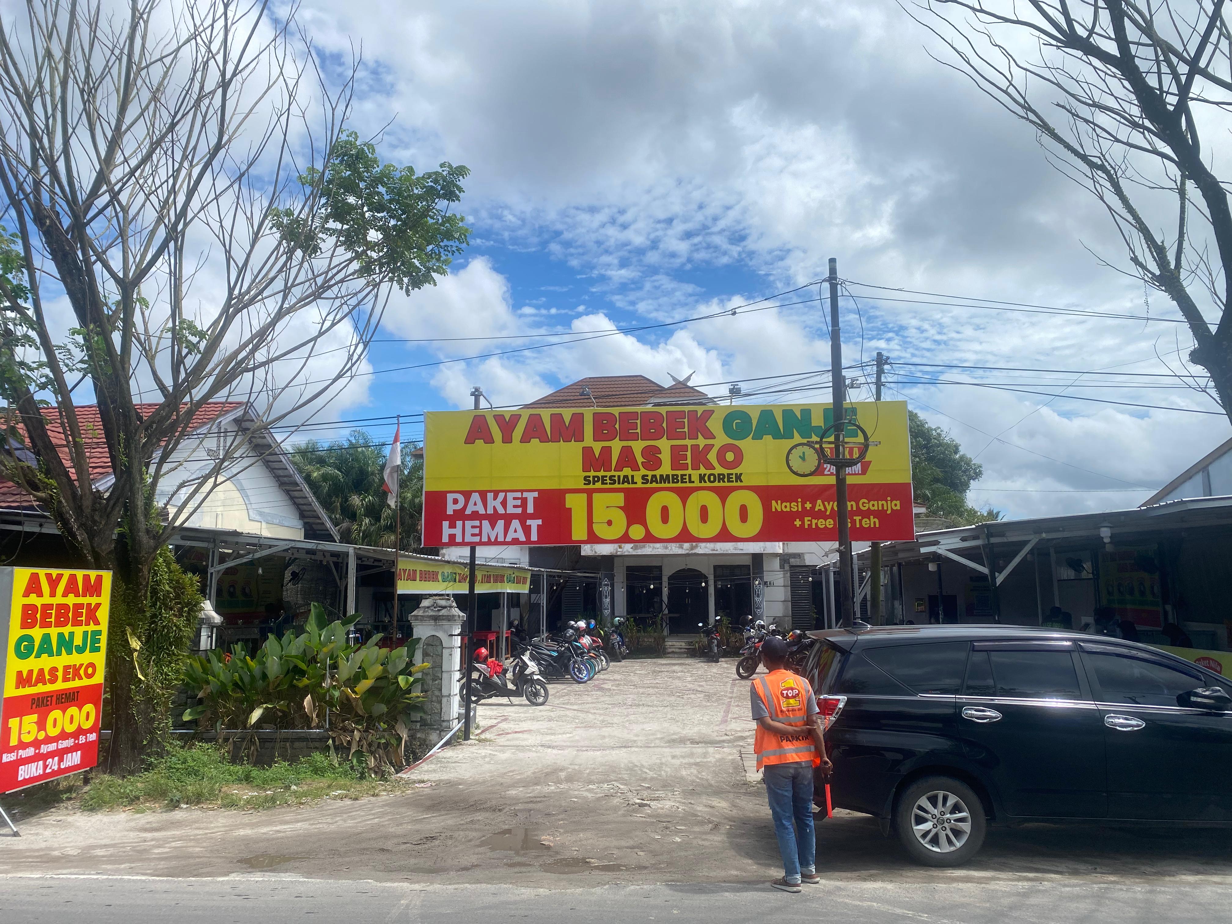 Warung Ayam Bebek Ganja berubah jadi Ayam Bebek Ganje.SHAFA/KALTENG POS