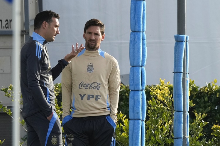 Pelatih Argentina Lionel Scaloni berbincang dengan Lionel Messi. (Sumber: PHOTO / AP)