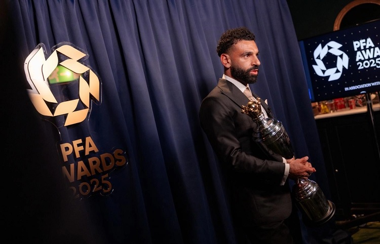 Penyerang Liverpool Mohamed Salah mendapatkan penghargaan PFA Player of The Years musim 2024/2025. (Sumber: Nikki Dyer)
