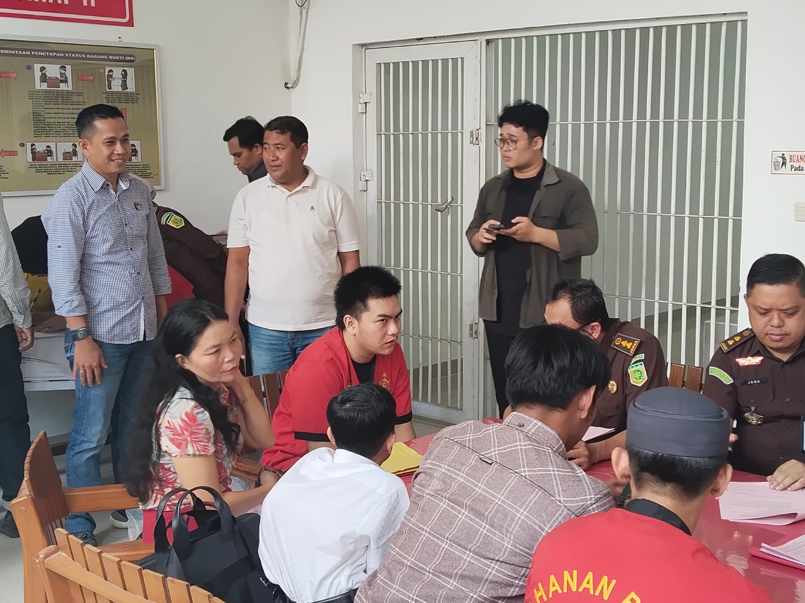 Pelaku pembunhan Nurmaliza (29), Alvaro alias AJ (23) datang ke kantor Kejaksaan Negeri Palangka Raya. AGUS JAYA/KALTENG POS