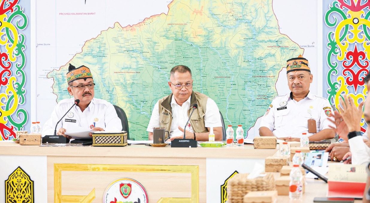 RAKOR: Asisten II Sekda Kalteng Bidang Perekonomian dan Pembangunan Herson B Aden bersama Kadis PMD Kalteng H Aryawan serta Kadis Transmigrasi Kalteng Farid Wajdi saat Rakor dan Sinkronisasi Data KHB.