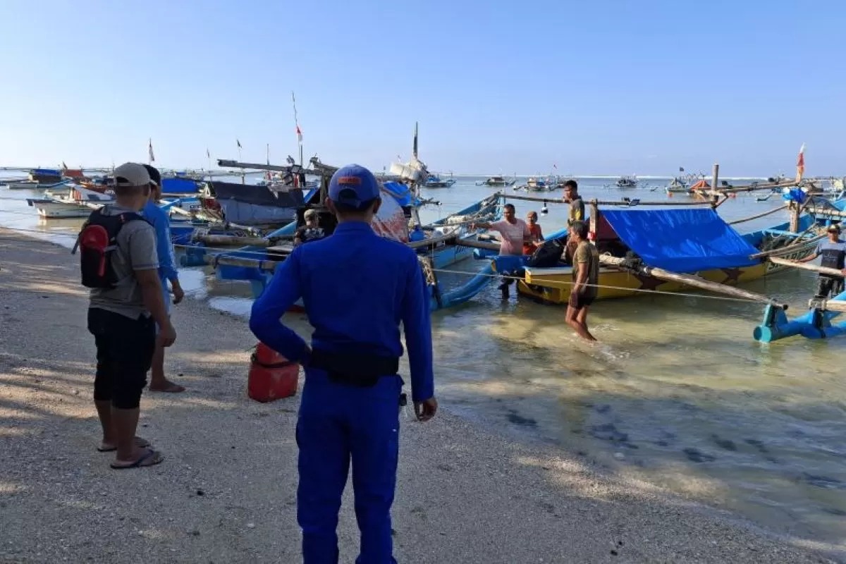 Personel Satpolairud dan nelayan melakukan pemantauan pencarian perahu yang terbawa arus gelombang laut di Kecamatan Cibalong, Kabupaten Garut. (Satpolairud Polres Garut/Antara)