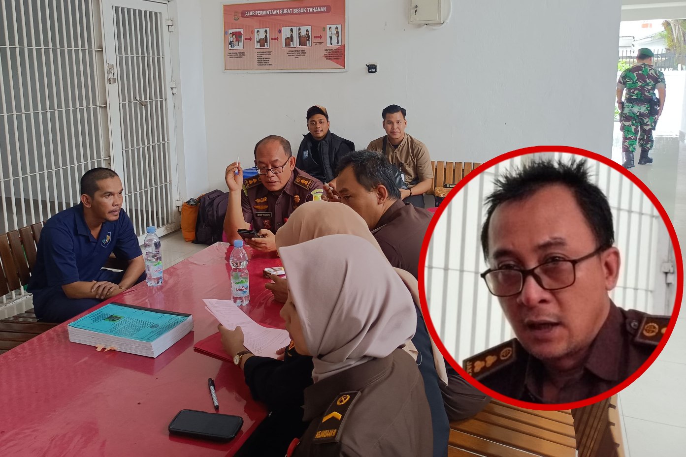 JPU Kejati Kalteng Dwinanto Agung Wibowo dan jaksa lain meneliti berkas.