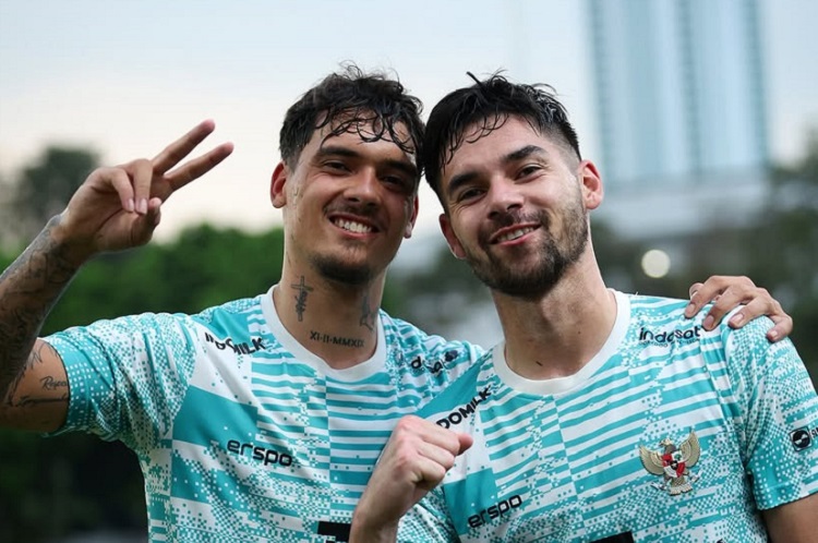 Keakraban Sandy Walsh dan Shayne Pattynama saat membela timnas Indonesia. (Sumber: Instagram @sandywalsh)