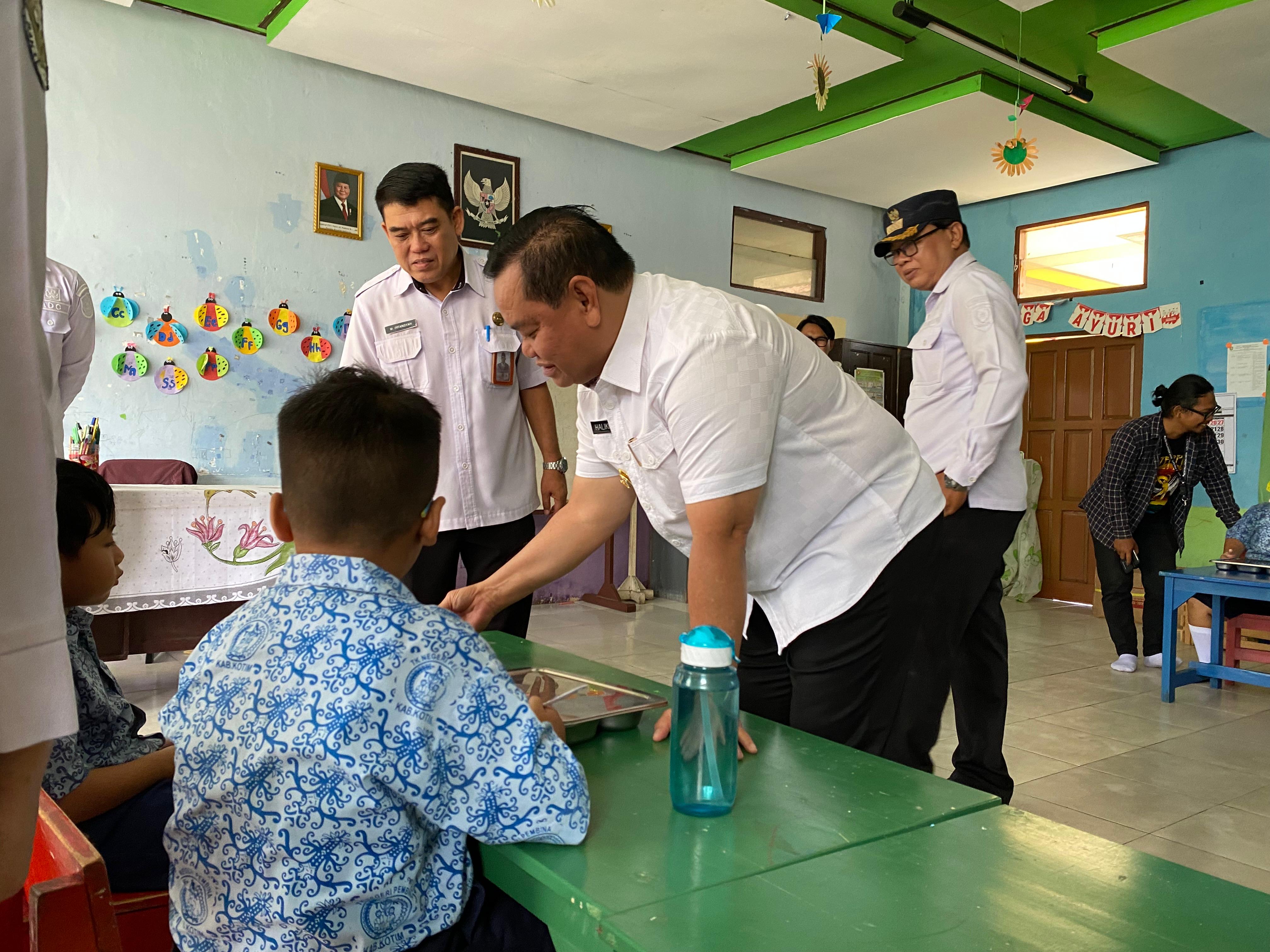 Kepala Disdik Kotim, Muhammad Irfansyah, saat meninjau program MBG bersama Bupati Kotim, Halikinnor beberapa waktu lalu. DISDIK