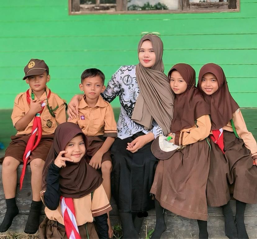 Dita, guru honorer SDN 6 Mentaya Seberang bersama anak didiknya.DOK PRIBADI 