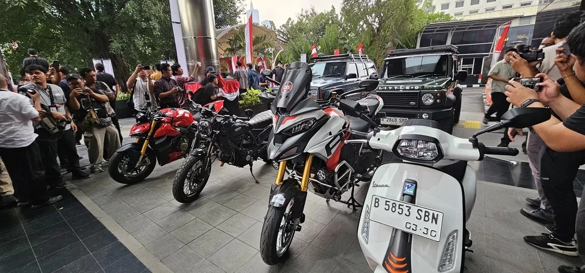 Mobil dan motor mewah milik Wamenaker Immanuel Ebenezer yang disita KPK