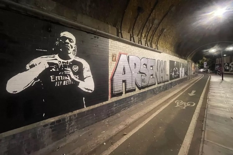 Mural Eberechi Eze  di terowongan dekat Stadion Emirates. (Northbanksyafc/Platform X)